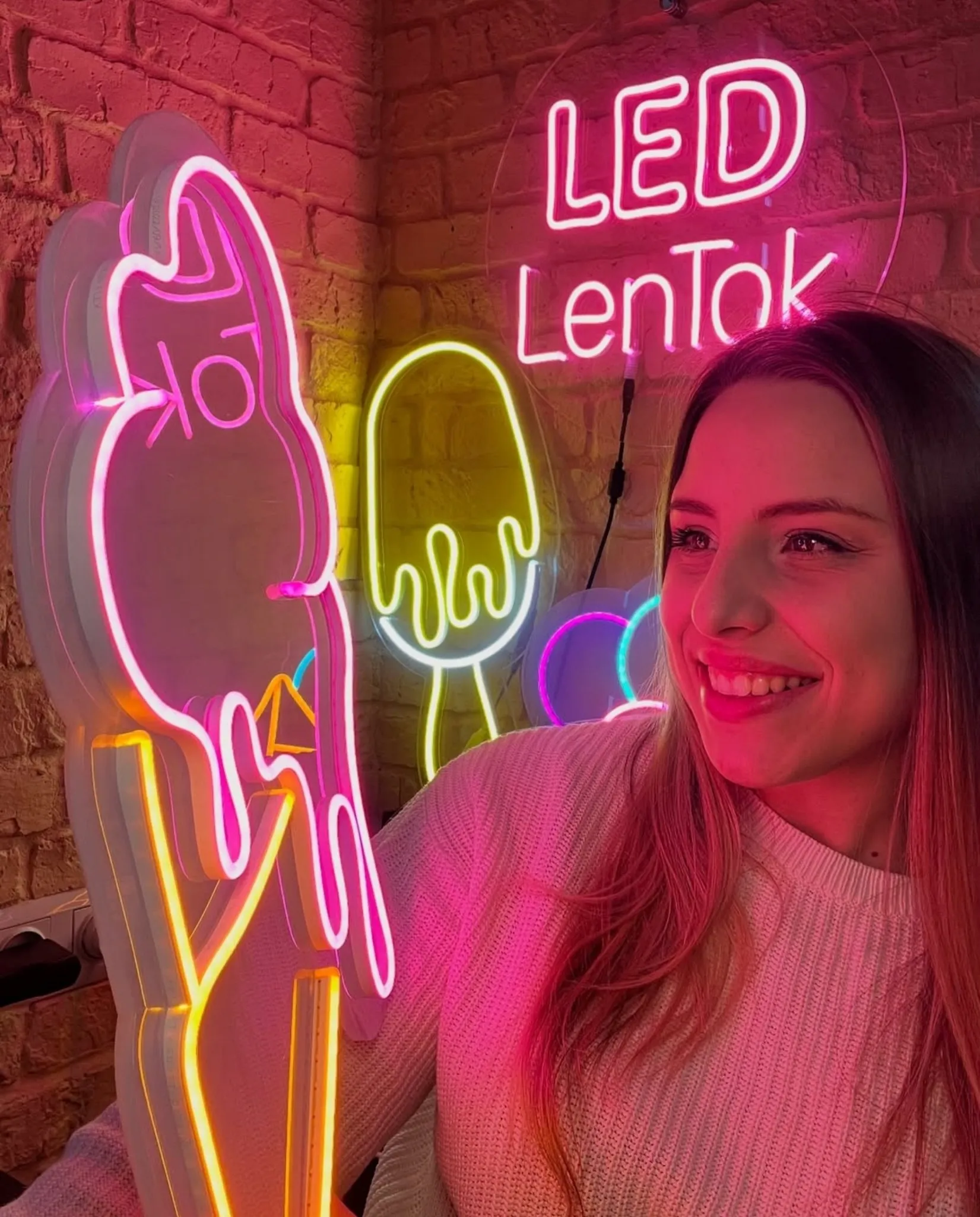 LED_LENTOK: неонові вивіски — окупність реклами в B2B